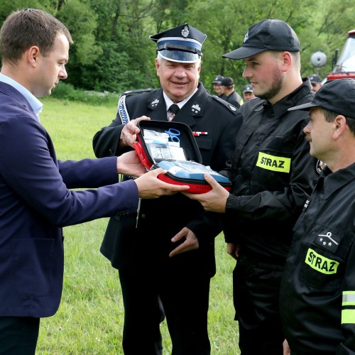 Przekazanie sprzętu dla Ochotniczych Straży Pożarnych